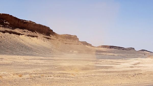 kleine Windhose in der Wüste von Merzouga